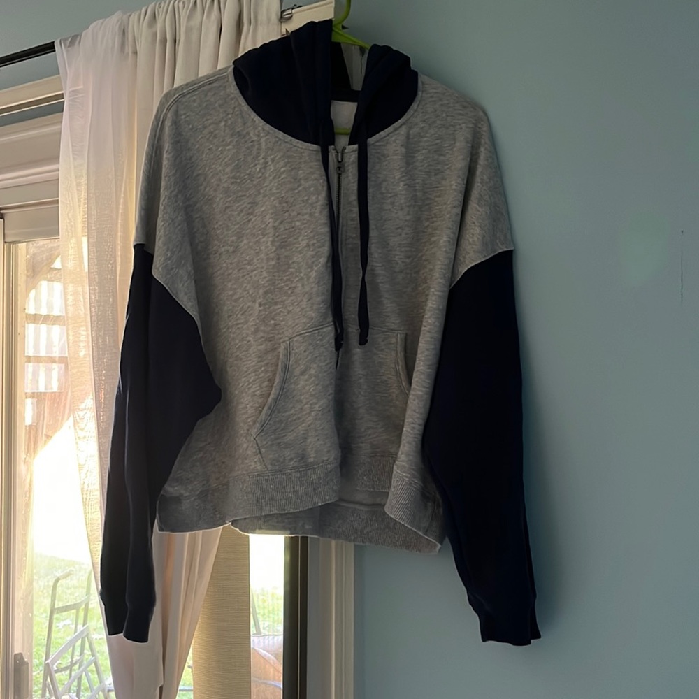 Ⓜ️!!SOLD!!Ⓜ️American Eagle zip-up crop gray and blue jacket